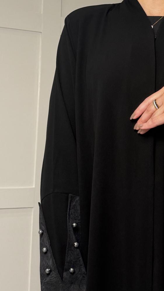 عبايه مقفله كامل بالطقطق مرينه بقماش جاكار كوري ولولو معدني