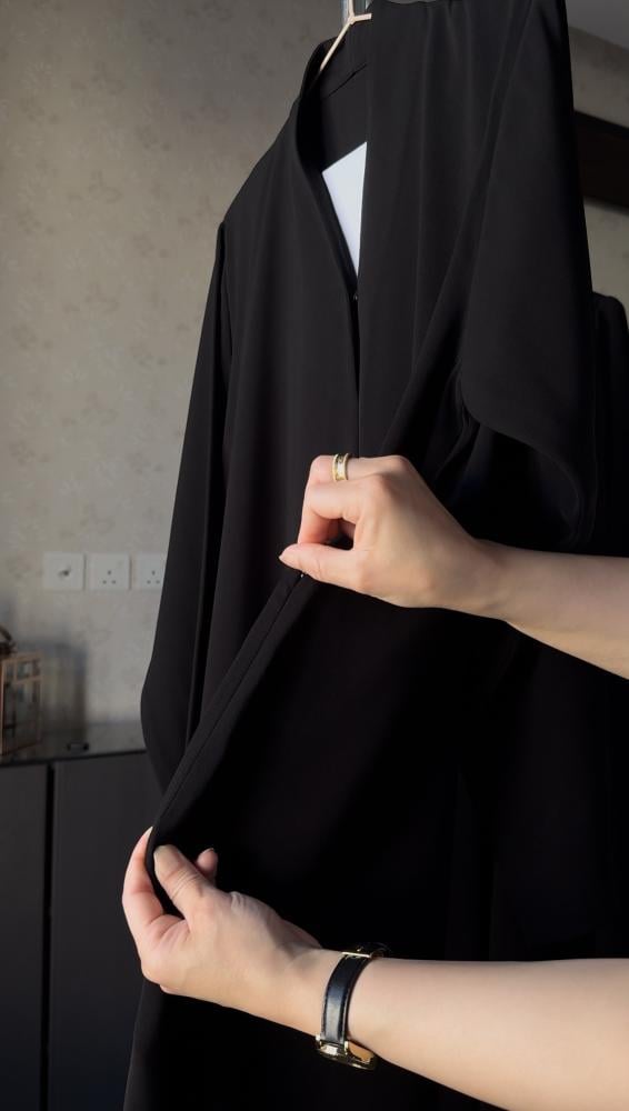 عبايه يوميه مخيطه كامل من الامام