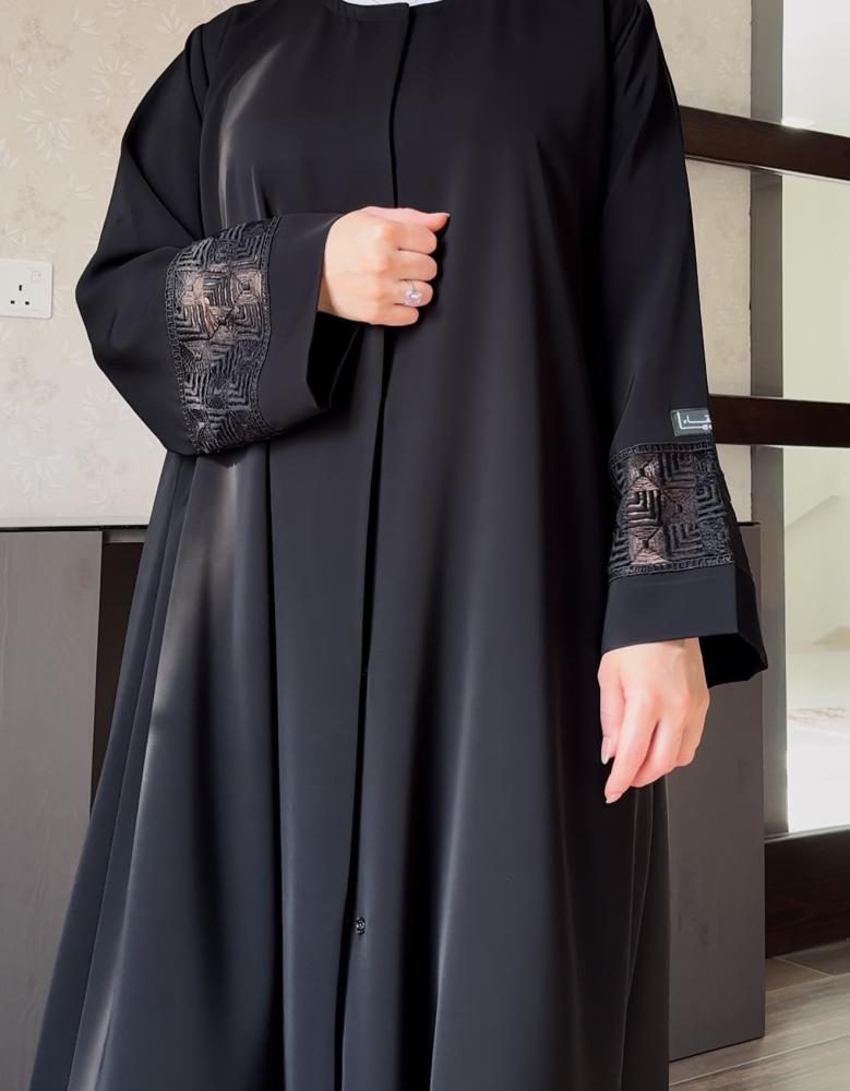 عبايه يوميه مقفلة بطريقة مخفيه