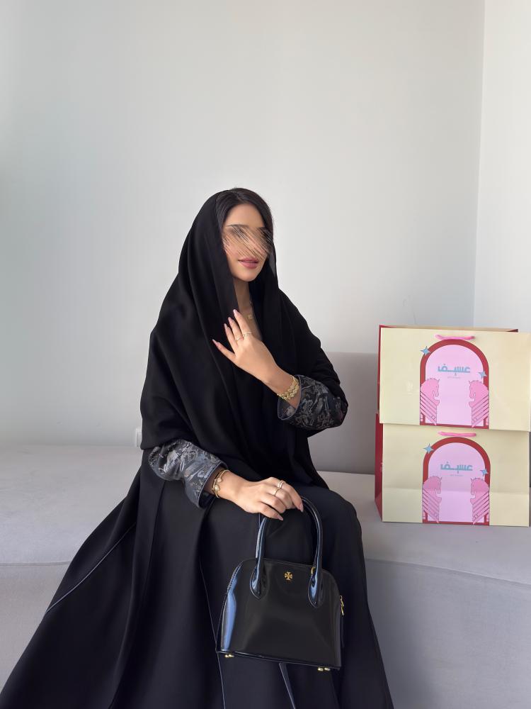 كريب لمار اسود مع تداخلات جاكار رصاصي في الاكمام نص كلوش