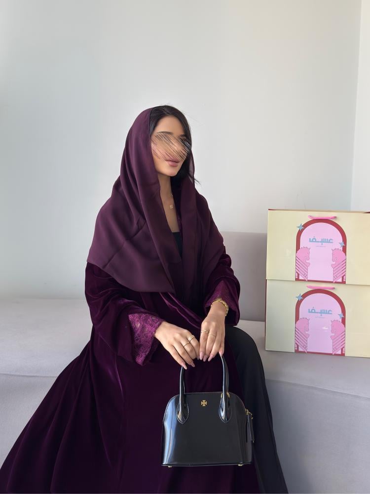 مخمل بنفسجي فاتح مع أكمام دانتيل نص كلوش