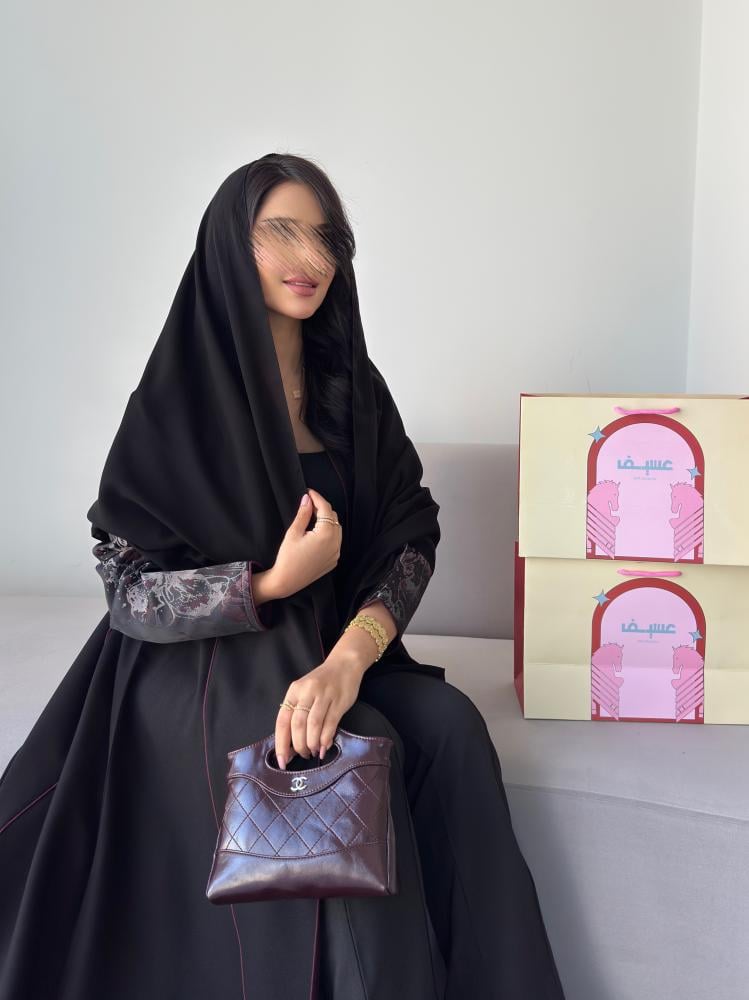 كريب لمار اسود مع تداخلات جاكار عودي في الاكمام نص كلوش