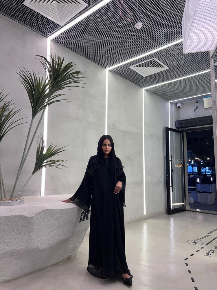 عبايه قمر سوداء