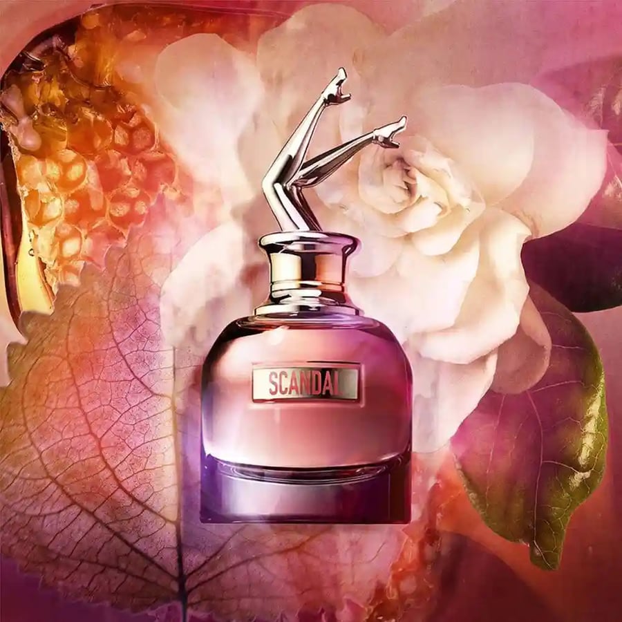 عطر سكاندال من جان بول غوتييه وسط الزهور الوردية