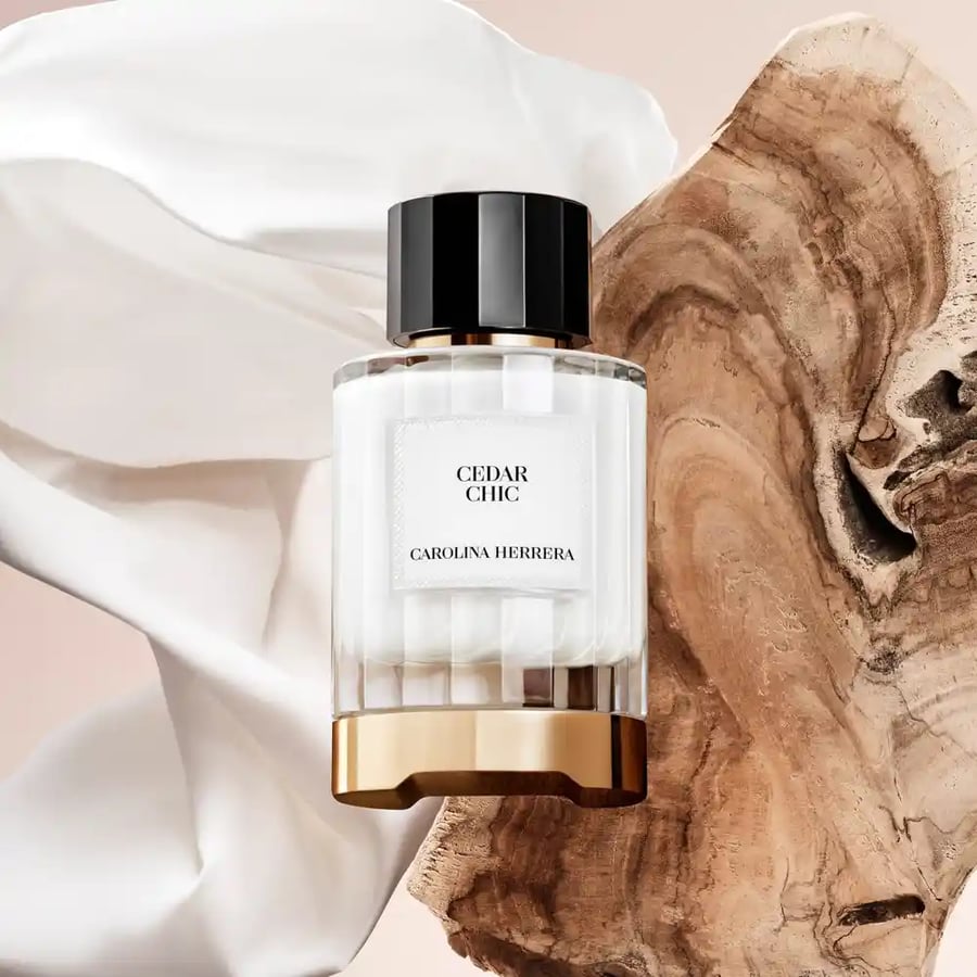 عطر كارولينا هيريرا سيدار شيك او دو بارفيوم 100مل بخلفية اعلانية