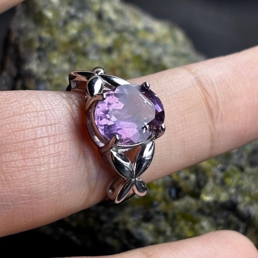 خاتم من حجر الاماثست الطبيعي بصياغه مميزة A ring made of natural amethyst stone
