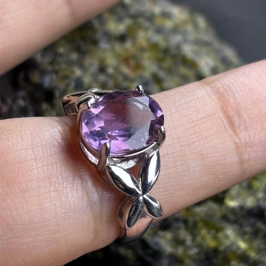 خاتم من حجر الاماثست الطبيعي بصياغه مميزة A ring made of natural amethyst stone