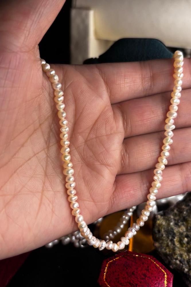 عقد لؤلؤ زراعي طبيعي حبات صغيرة بمقفل فضة (٩٢٥)