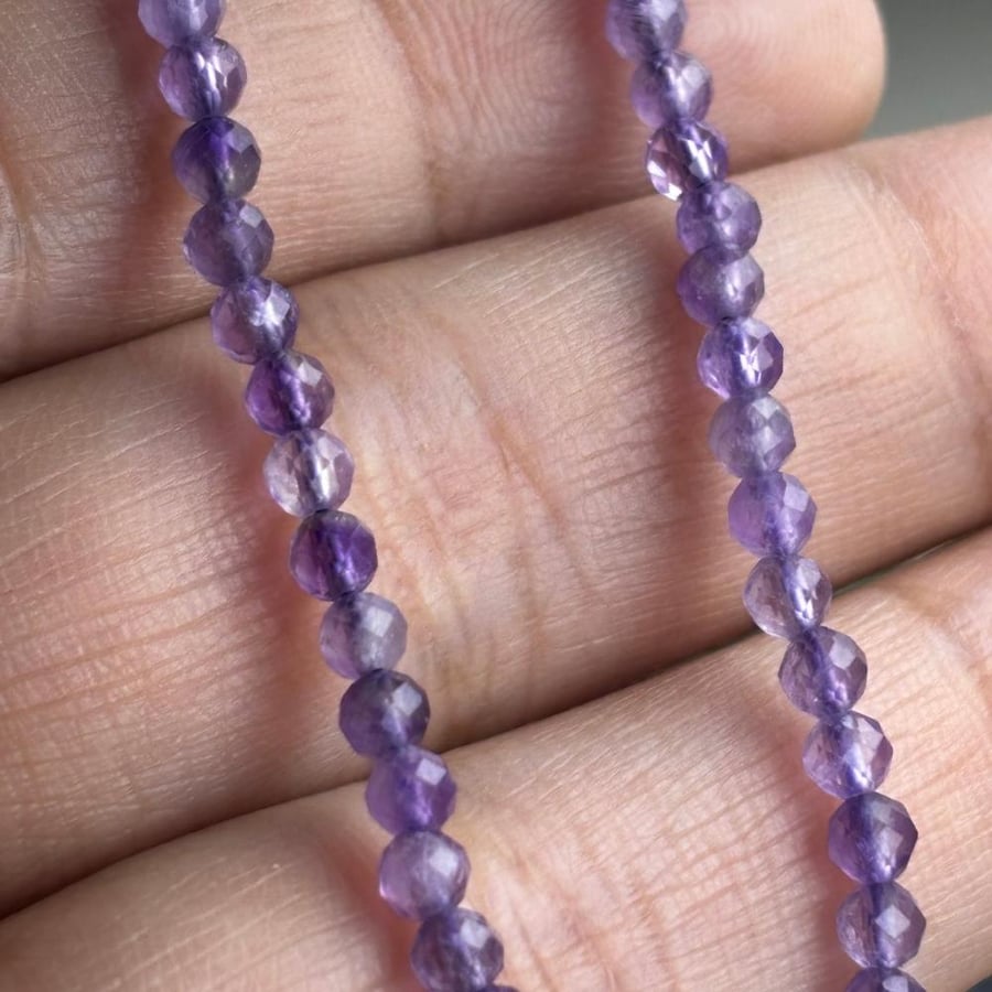 شوكر من حجر الاباتيت واللازورد والزبرجد و الجمشت بمقفل فضه، Choker made of apatite, lapis lazuli, peridot, and amethyst, with a silver clasp.