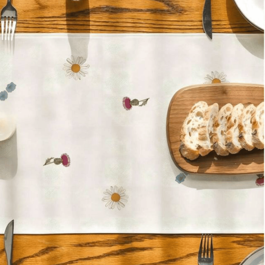 مفرش طاولة رنر كريمي مطبوع برسومات زهور برية ملونة Mystery Kitchen