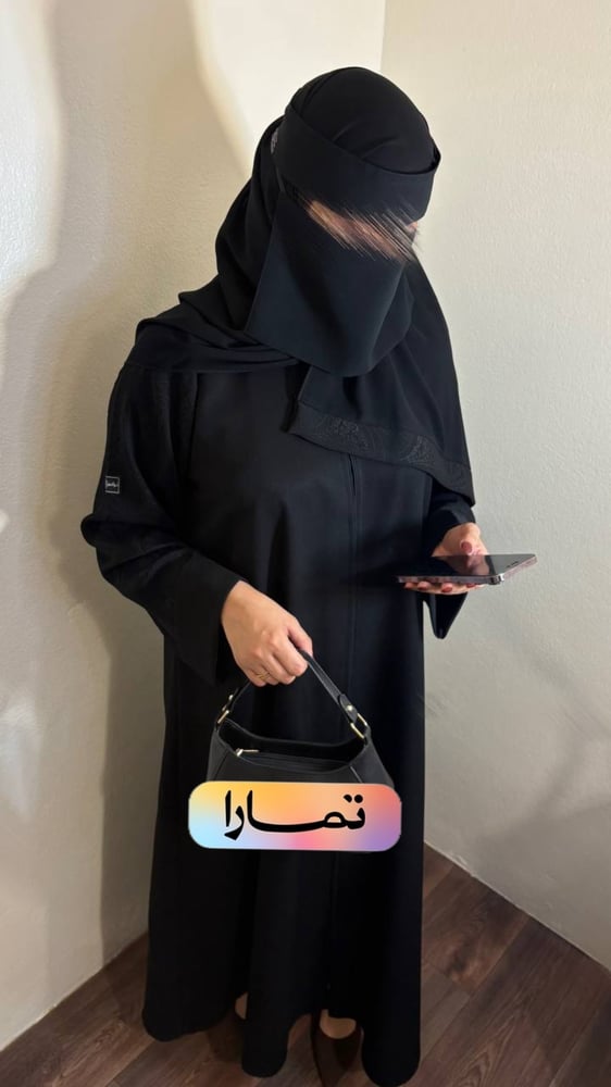 عباية سوداء فاخرة وأكمام جاكار بتصميم أنيق
