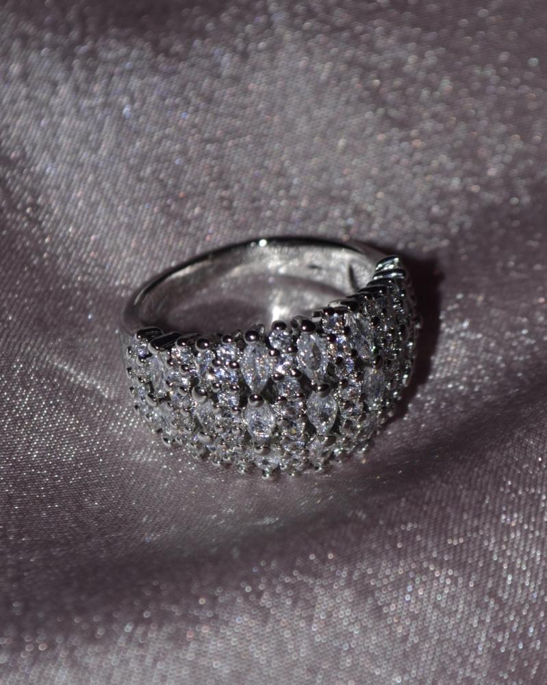خاتم Tiara (اكسسوار) +علبة مخملية سوداء مجانًا
