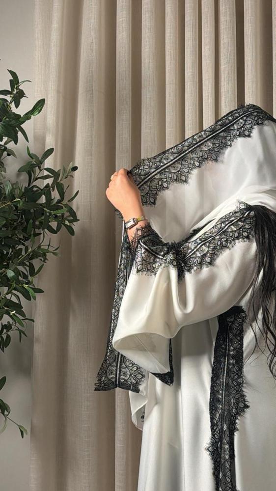 عباية صيفية بدانتيل أسود كريب ياباني  MA ABAYA