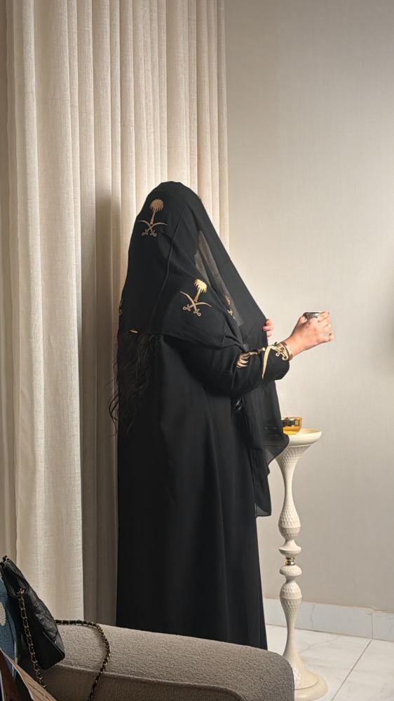 عباية اليوم الوطني سوداء بتطريز السيف والنخلة