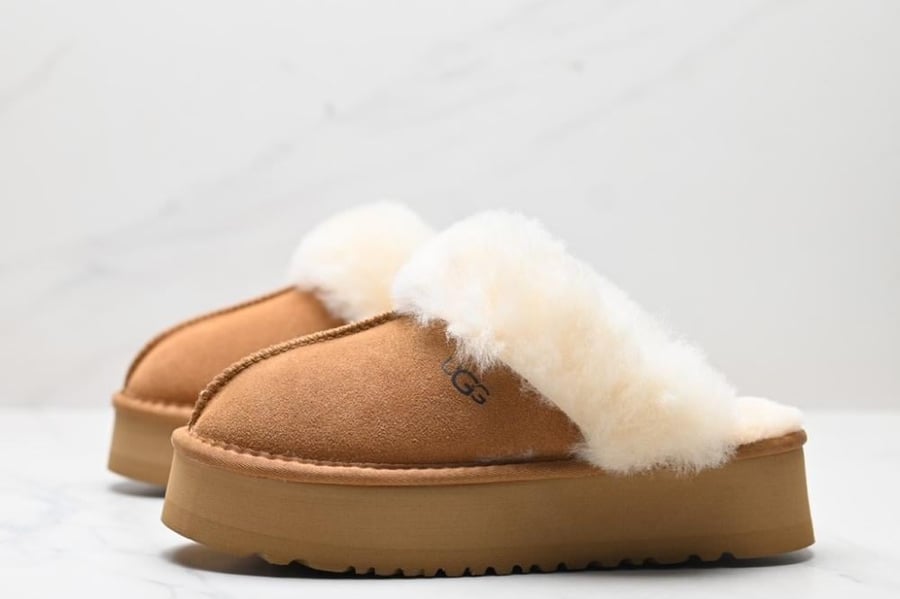 UGG Disquette slides in chestnut