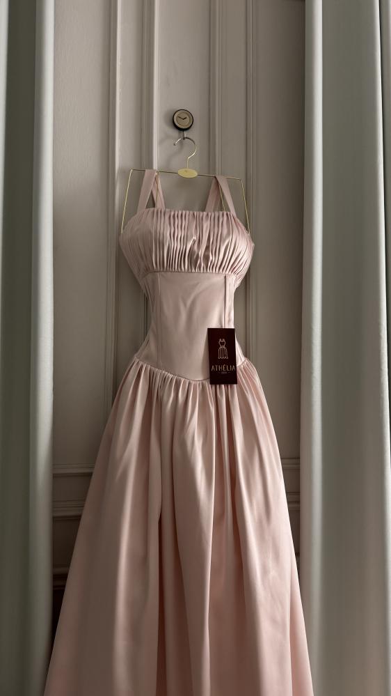 Dress of the delicacy of the rose
