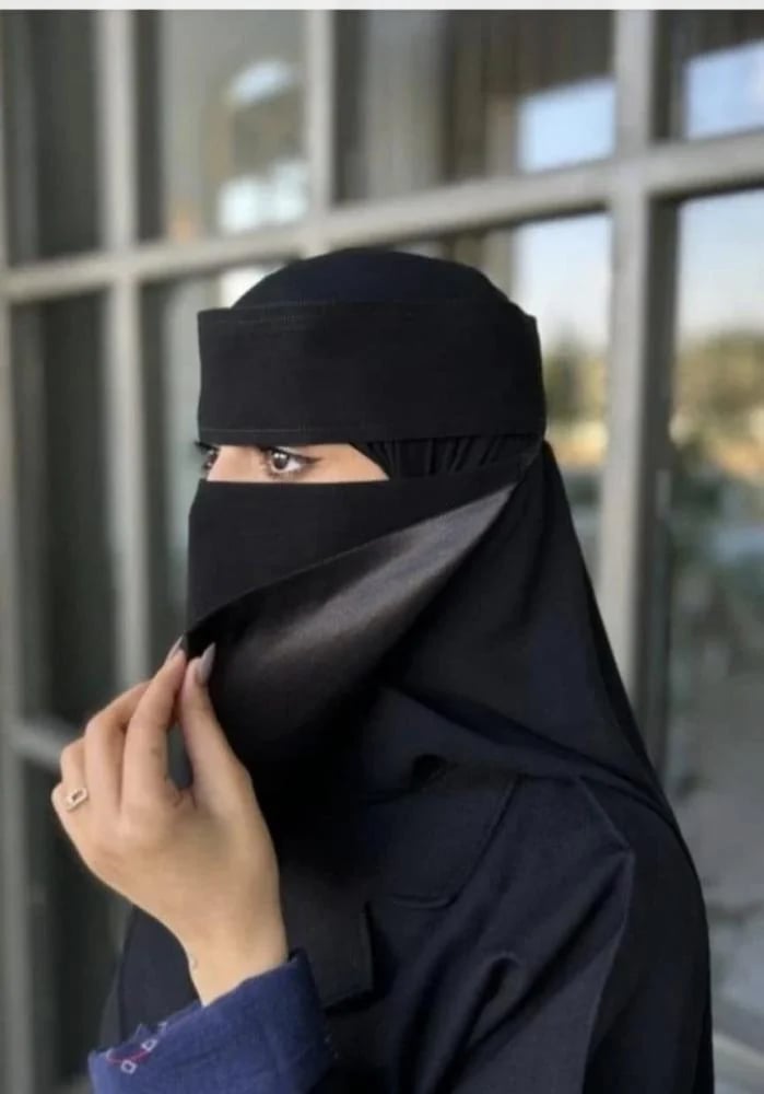 نقاب ملكي مبطن حرير أسود ربط
