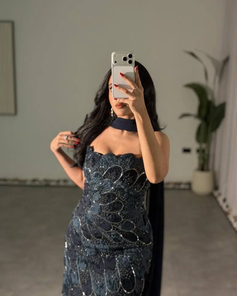 فستان سهرة كحلي  بشال بذيل من الخلف