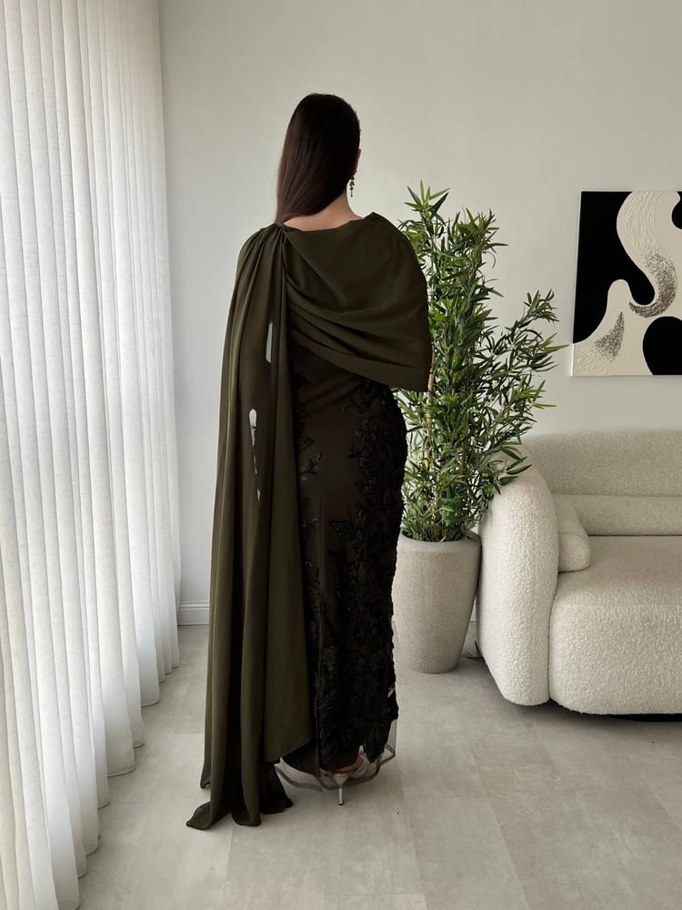 فستان سهرة ب شال من الجنب لونين