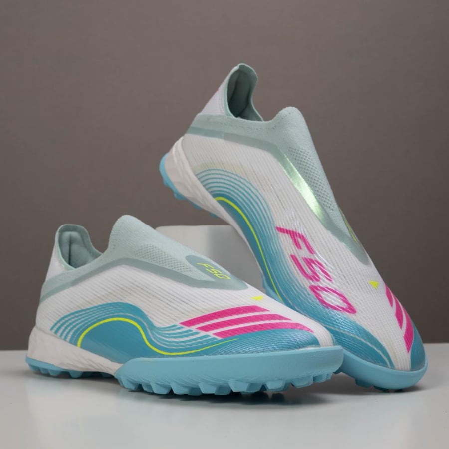 جزمة كرة قدم Adidas