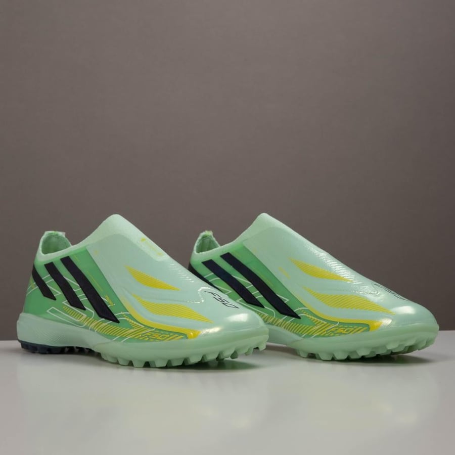 جزمة كرة قدم Adidas