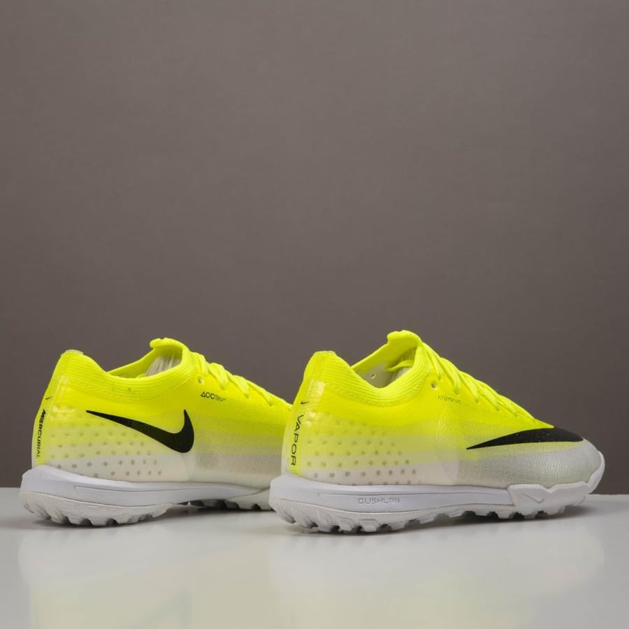 جزمة كرة قدم Nike