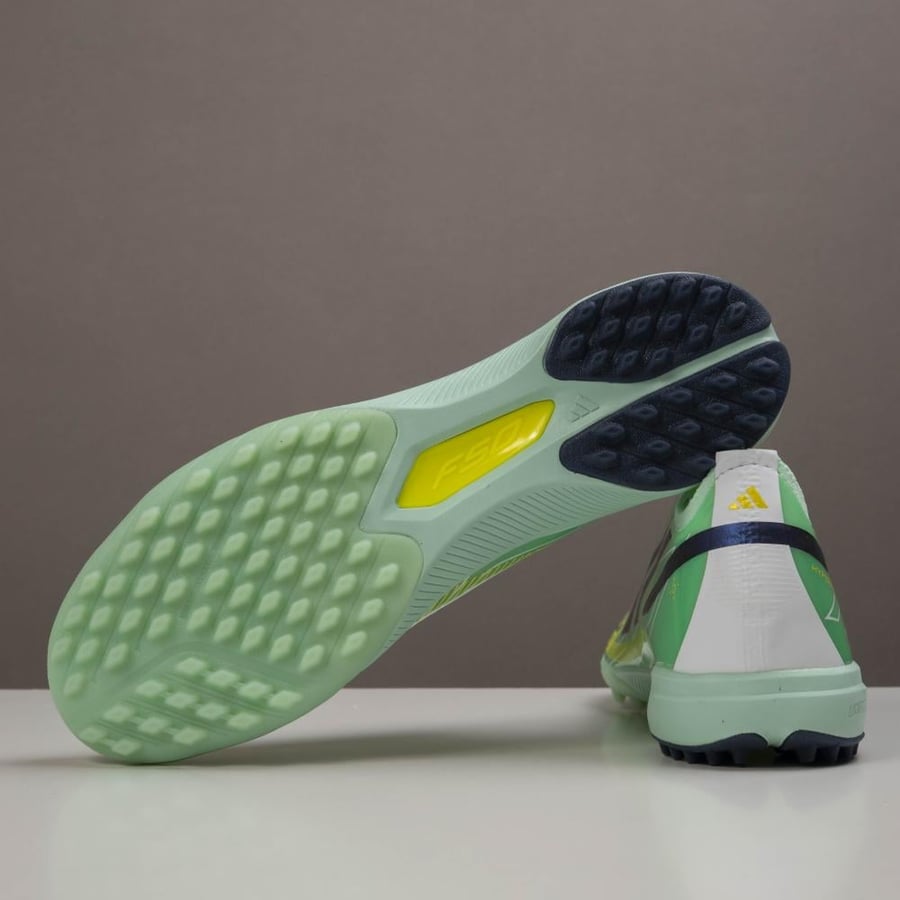 جزمة كرة قدم Adidas