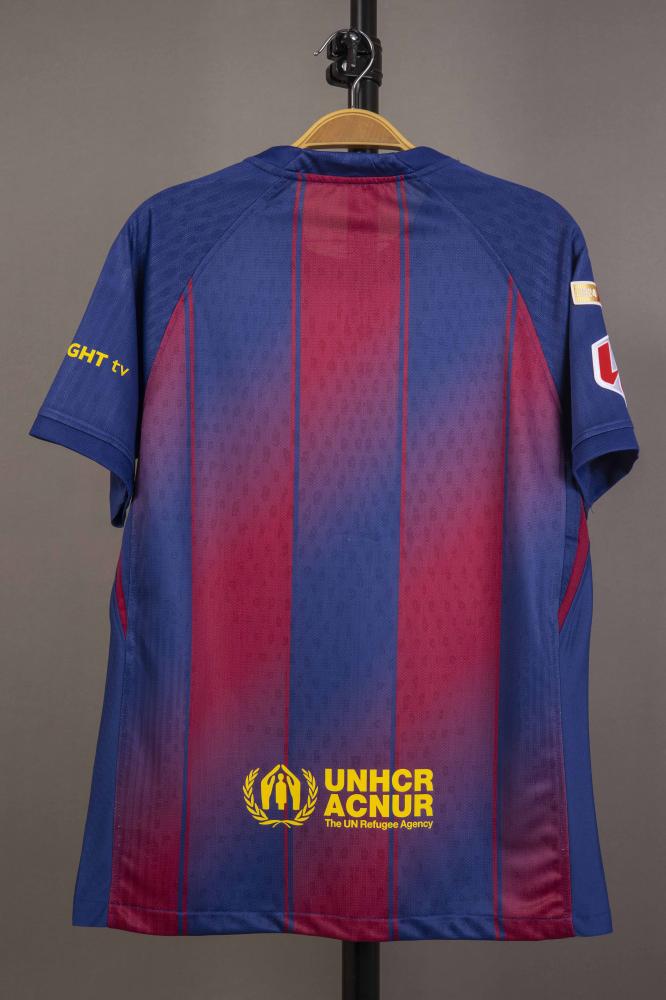 طقم برشلونة الاساسي 26/25