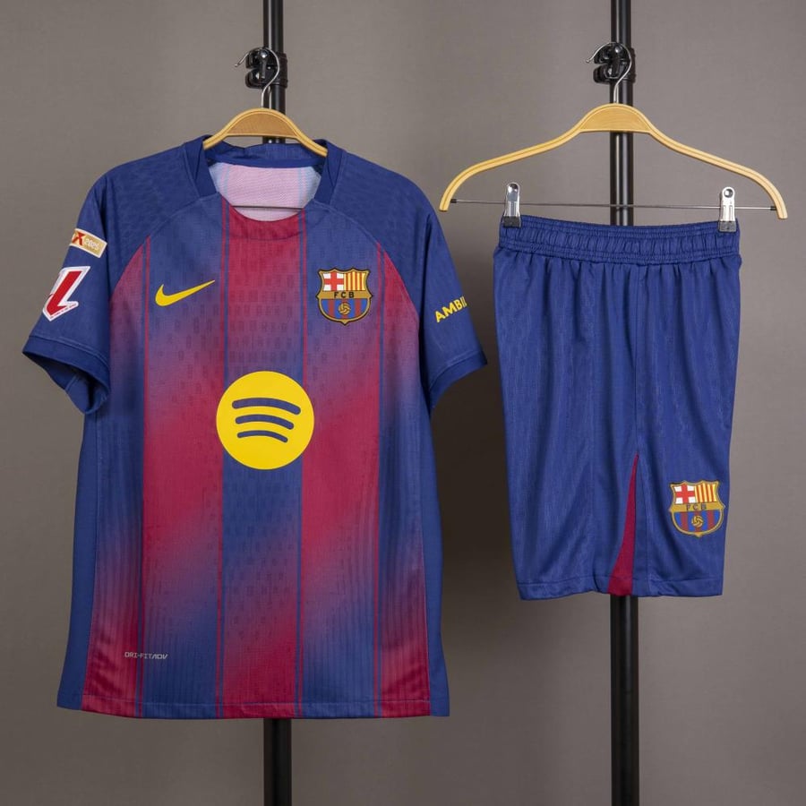 طقم برشلونة الاساسي 26/25