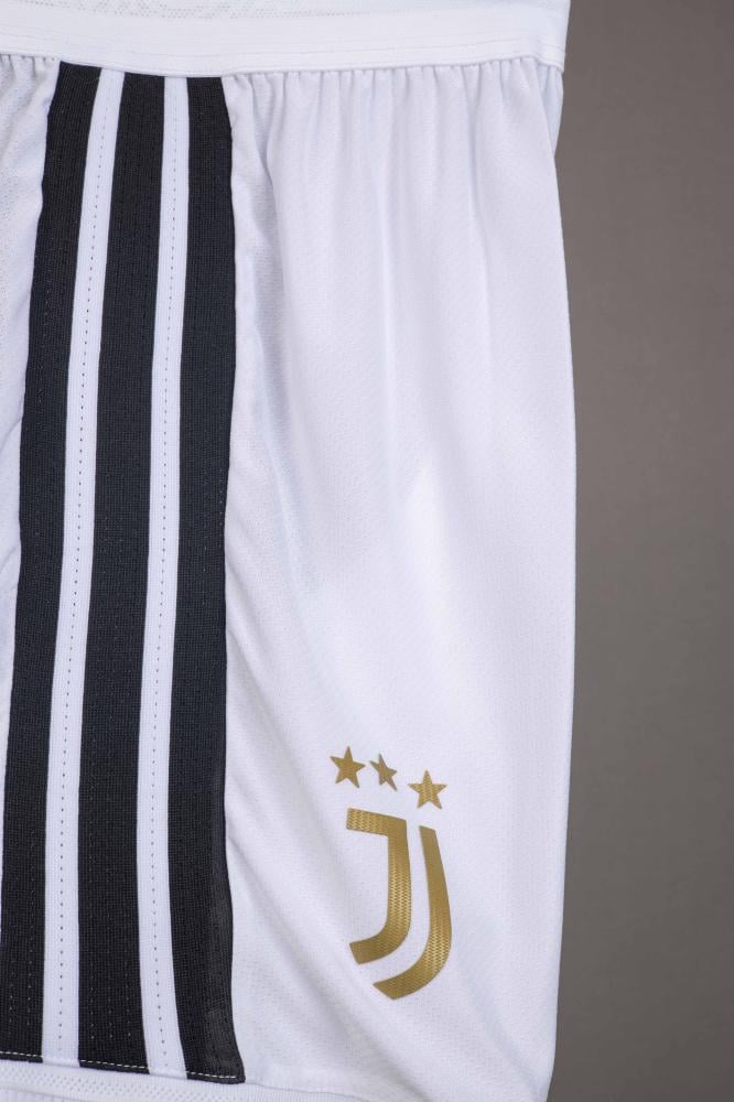 طقم يوفينتوس الاساسي 2026/2027