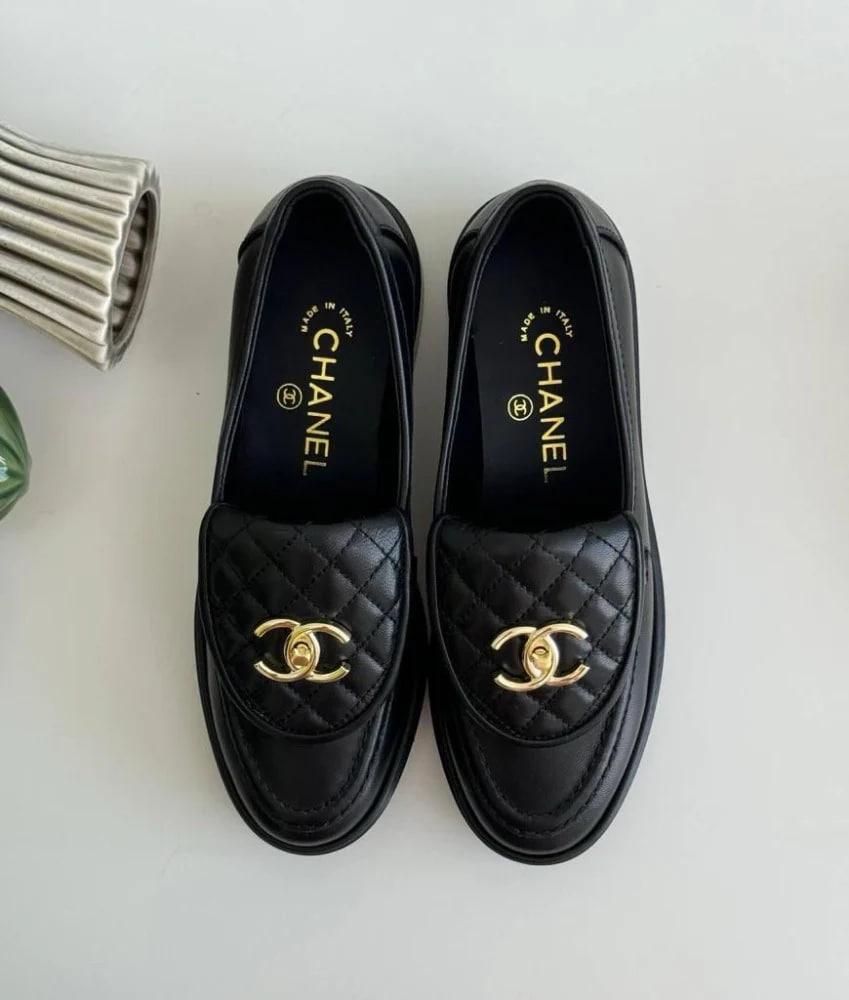 Black leather loafers padded from Chanel, gold circular lock