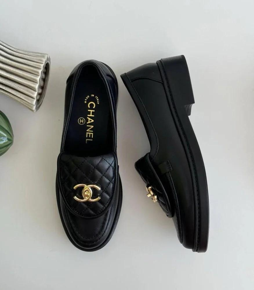 Black leather loafers padded from Chanel, gold circular lock
