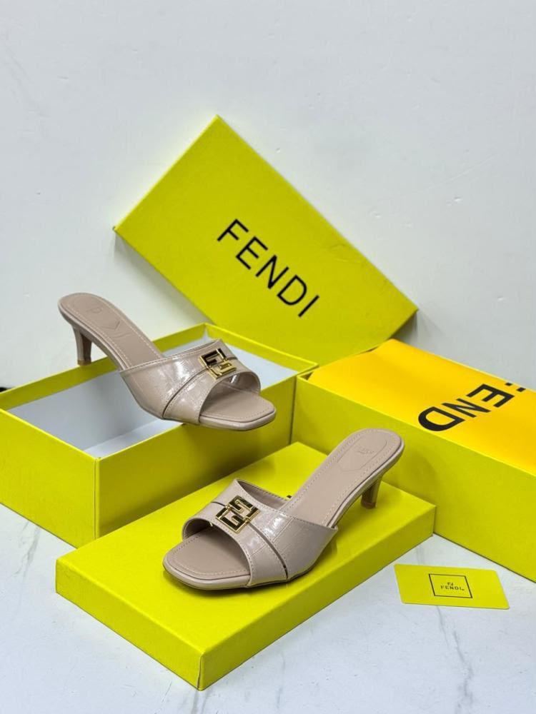 صندل نسائي بكعب أنيق مع إبزيم معدني – FENDI
