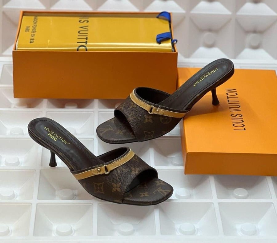 حذاء لويس فيتون كعب رفيع بنقشة المونوغرام – Louis Vuitton Monogram Slingback Pumps