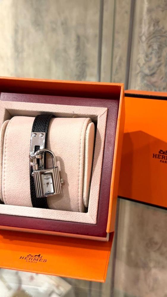 ساعة هيرمس كِلي (Hermès Kelly Watch) – سوار جلد بني وقفل فضي