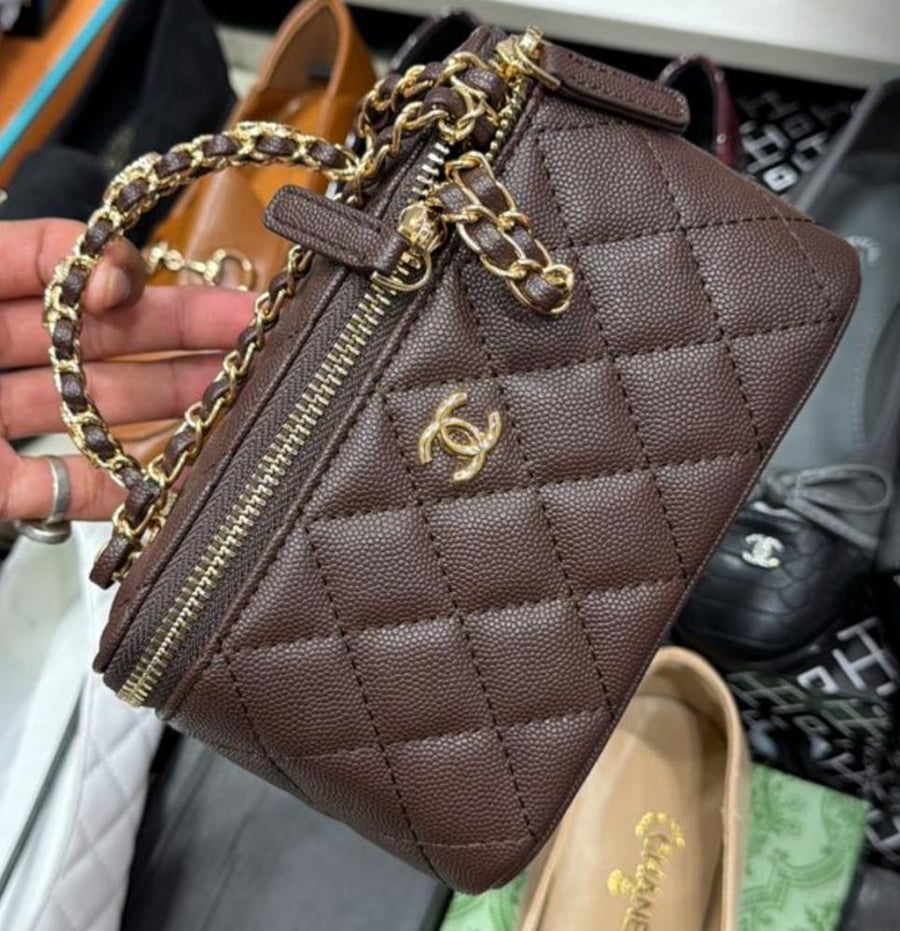شنط شانيل بمرأة مناسبة لوضع المكياج في اي وقت