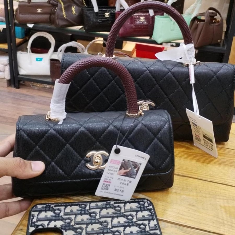 شنط جودة عالية لون أسود مسكة عنابي يتوفر حجمين وسط وصغير