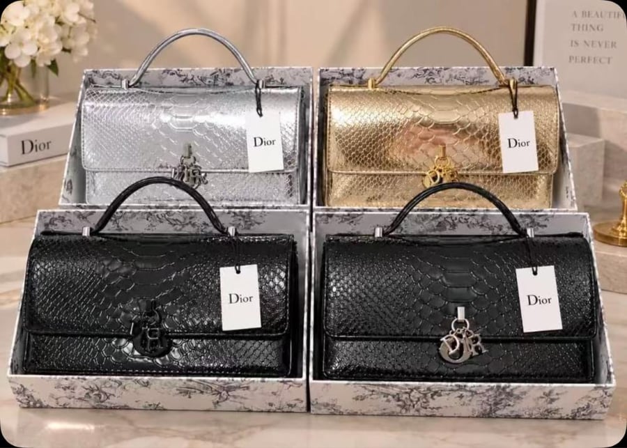 شنط لامعة حجم وسط مناسبة للمناسبات