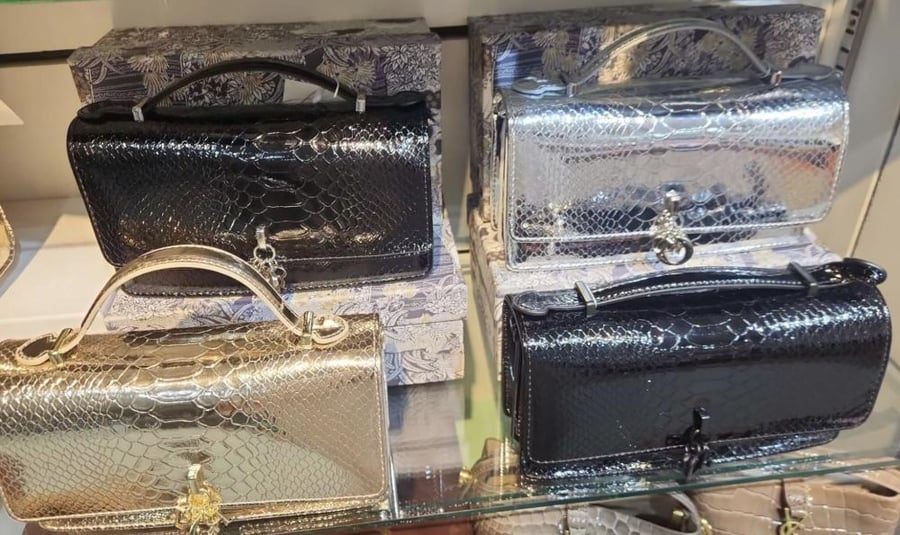 شنط لامعة حجم وسط مناسبة للمناسبات