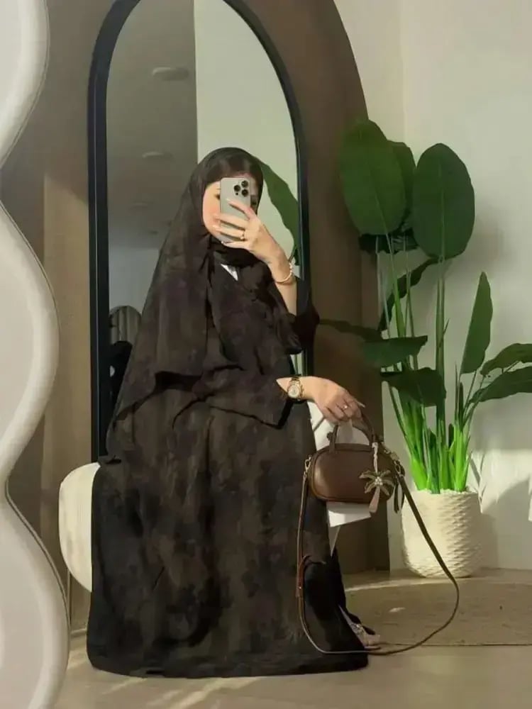 عباءة نسائية أنيقة