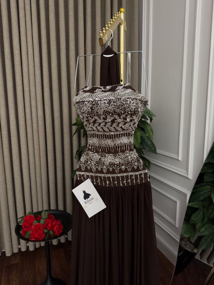 فستان سهره بني مع شال