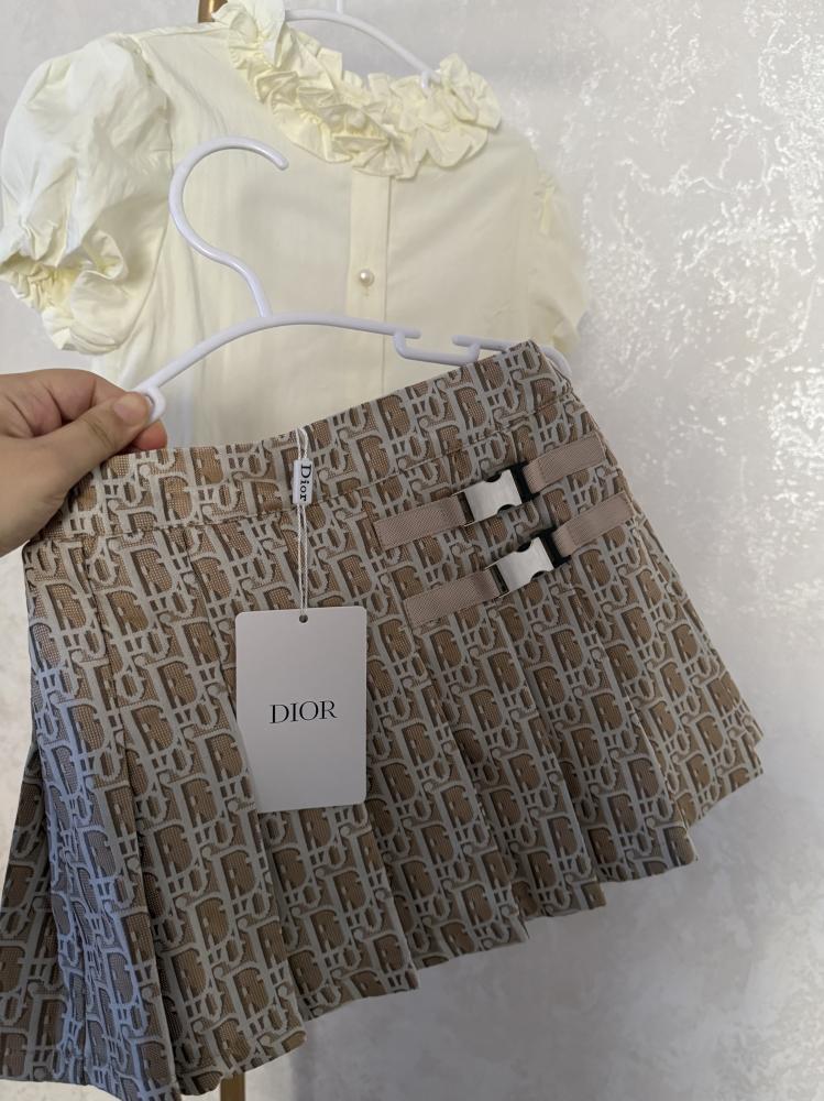 Luxurious two-piece Dior outfit, the blouse decorated with pearl buttons, and the complete set with an elegant finish