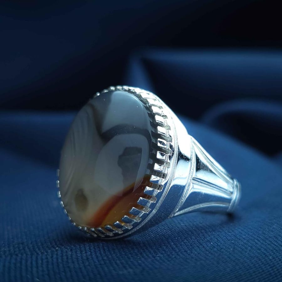 Silver ring with Yemeni agate and floral design