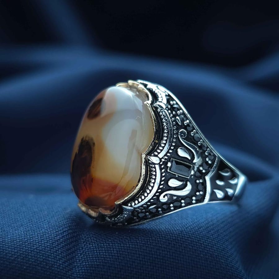 Silver ring with Yemeni agate and floral design
