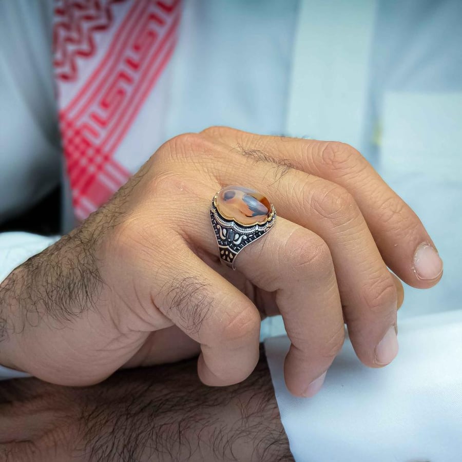 Silver ring with Yemeni agate and floral design