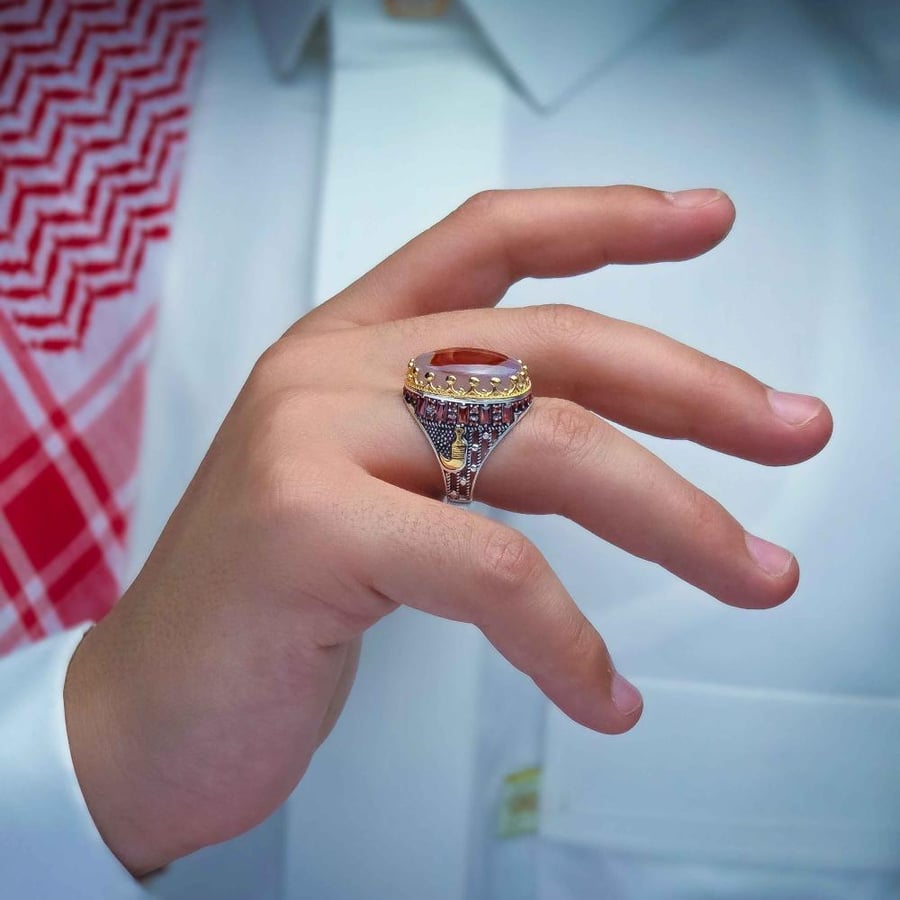 Silver ring with Yemeni agate and floral design