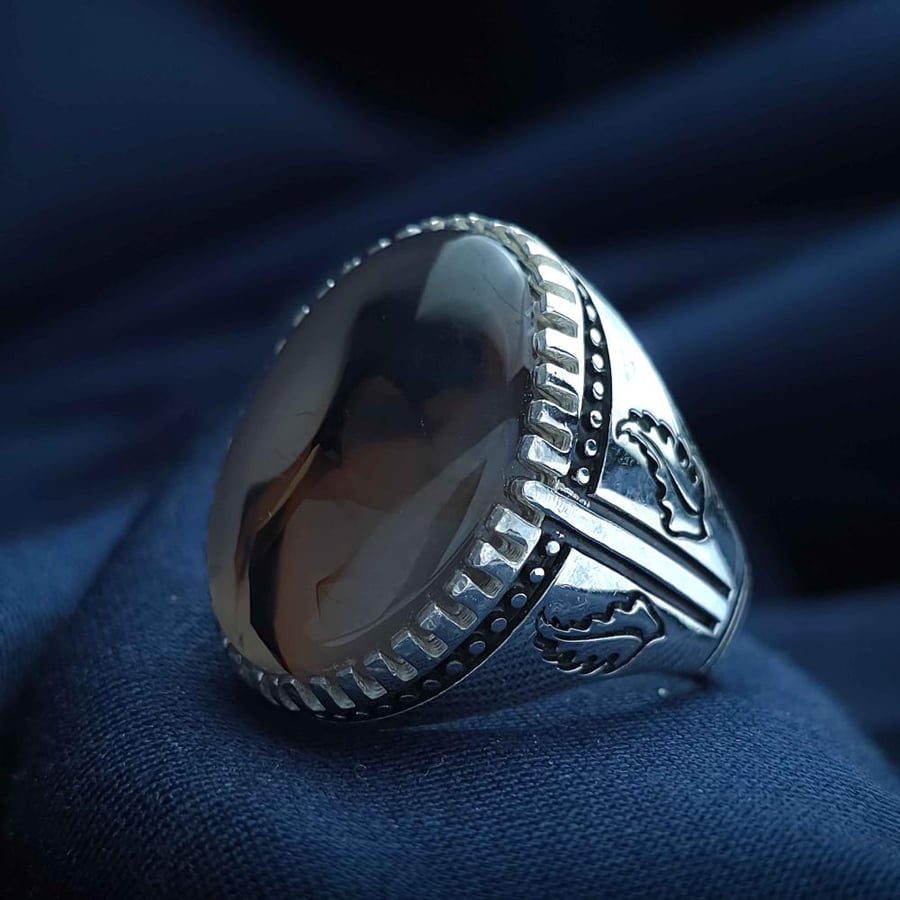 Silver ring with Yemeni agate and floral design