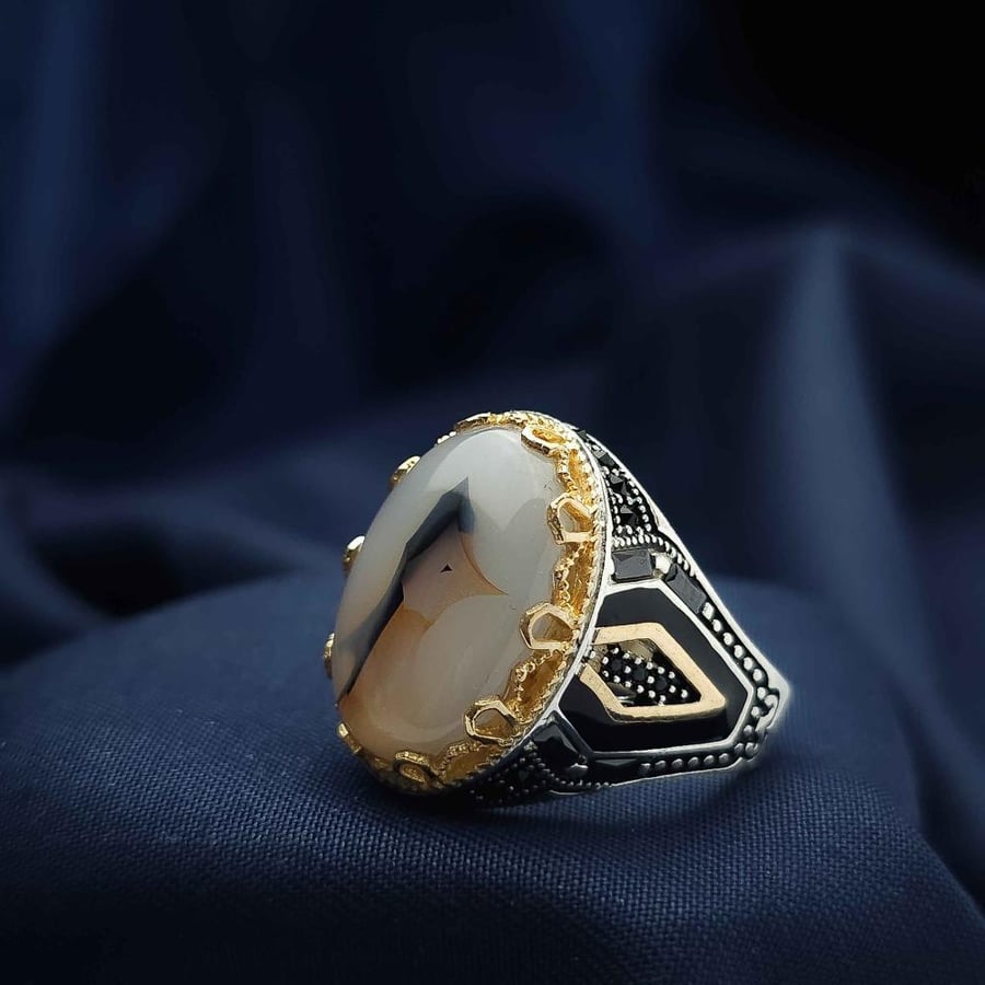 Silver ring with Yemeni agate, decorated, engraved
