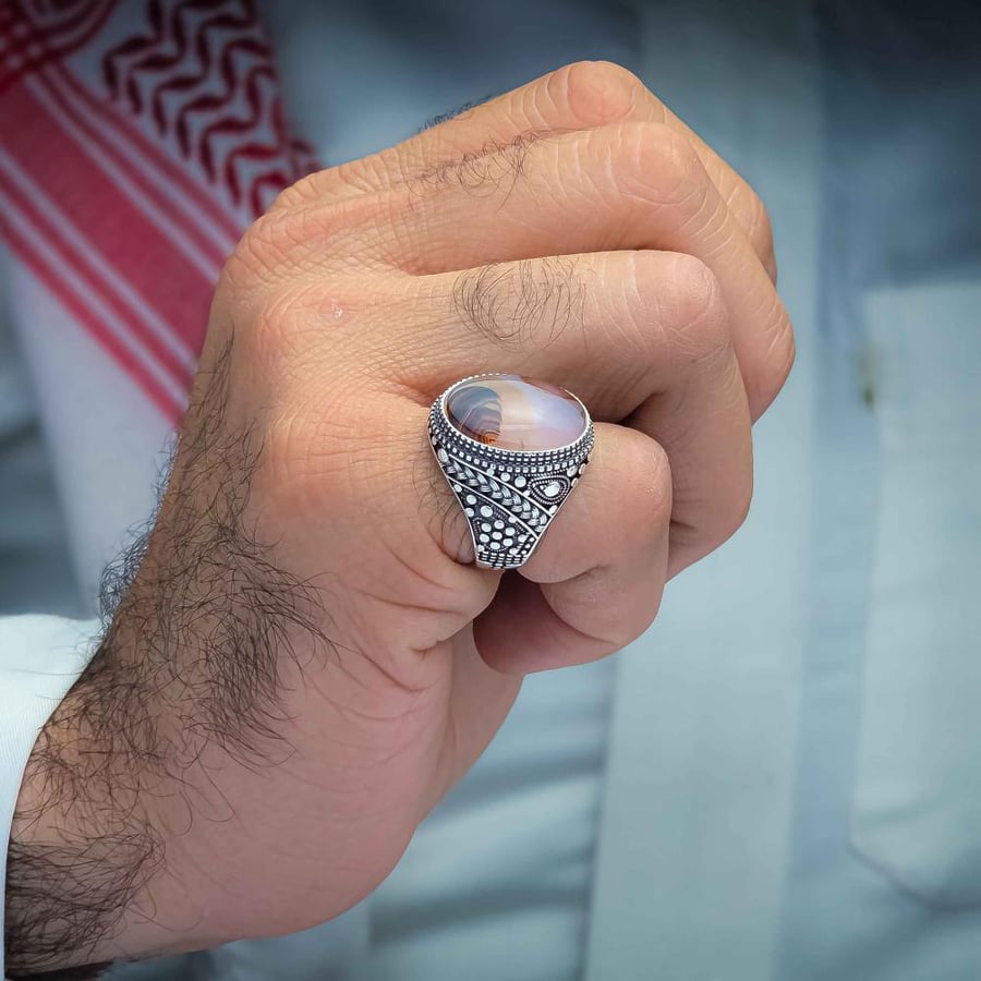 Silver ring with Yemeni agate and floral design