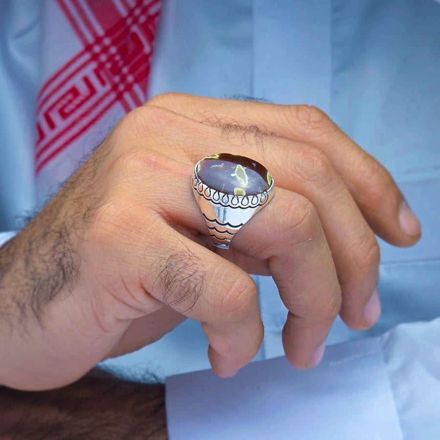 Silver ring with Yemeni agate, intricate craftsmanship